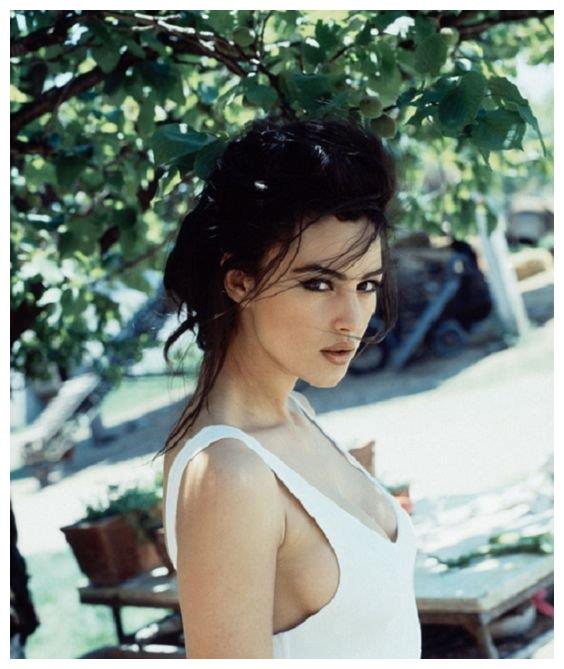 当地时间7月1日,德娃·卡索(deva cassel)在意大利的一个风景如画的