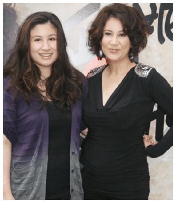 名气曾与成龙不相上下,29岁却意外身亡,妻子4年后为他生了女儿