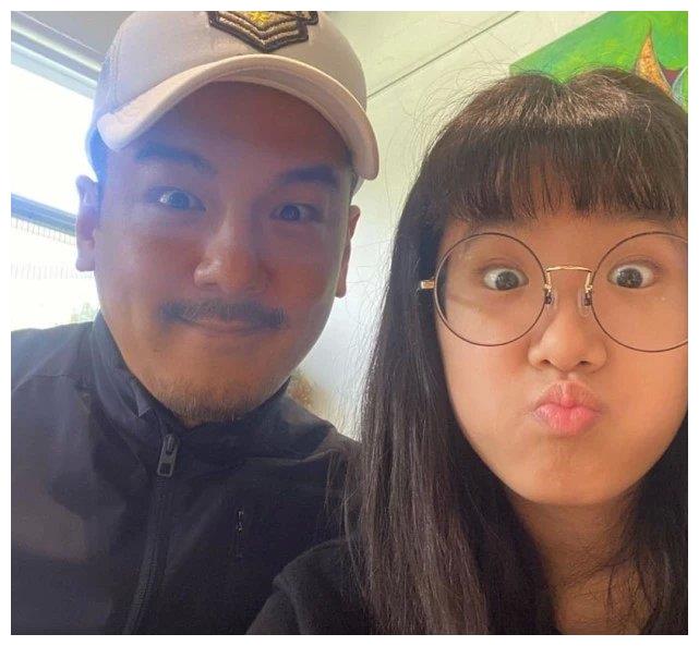 是3月6日,他们的女儿梧桐妹(大名孙翎茜)分别上传了与两张"父女"合照