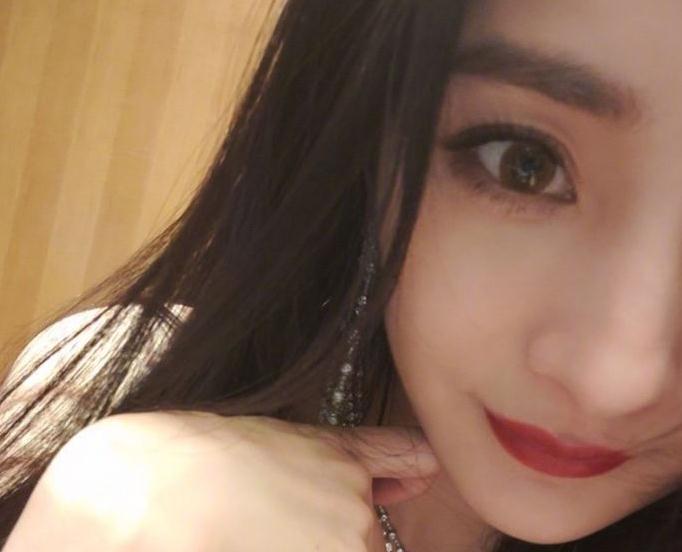 杨幂晒半边脸自拍状态俏皮少女感十足关注她的眼睫毛