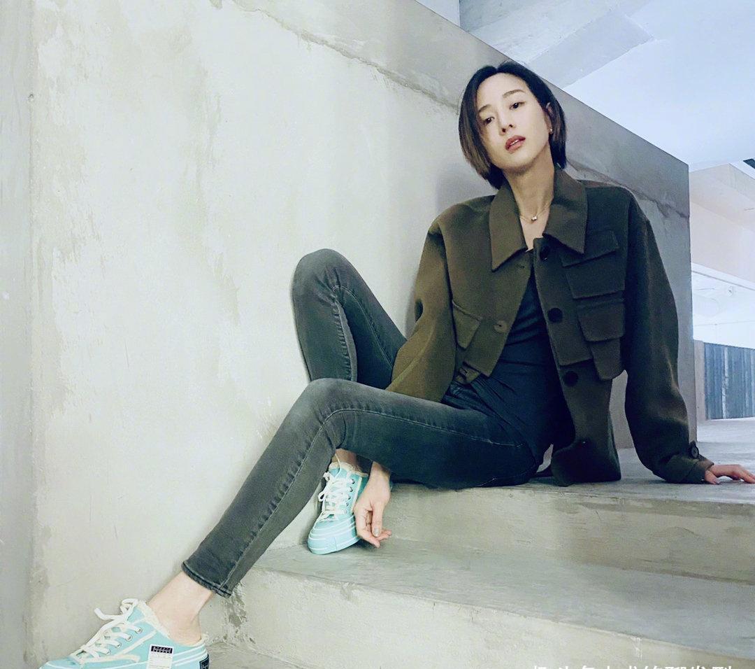 短发女神张钧甯气质真好,绿色上衣配牛仔裤酷帅,纤细长腿更吸睛