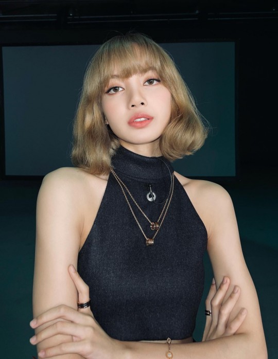 blackpink成员lisa社交网站发照庆祝组合出道五周年