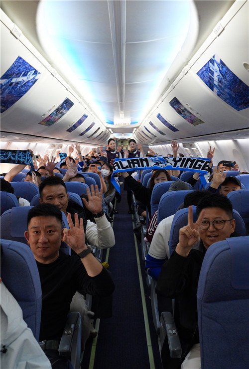 国航大连航空加班护航足球“远征路”