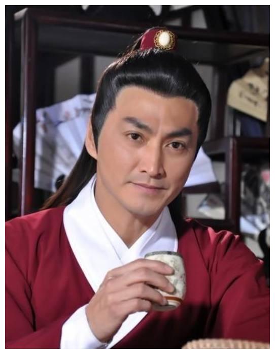 "展昭"何家劲,仅10年从搬尸工到身价过亿,为何61岁单身至今