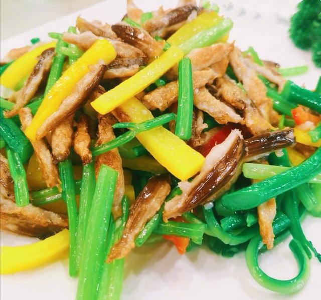 朋友亲自下厨,做了一道菜让全场愣住,没想到这东西居然还能吃的休闲区蓝鸢梦想 - Www.slyday.coM 朋友亲自下厨,做了一道菜让全场愣住,没想到这东西居然还能吃的休闲区蓝鸢梦想 - Www.slyday.coM