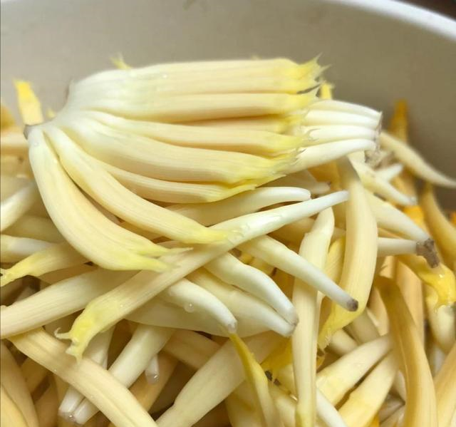 朋友亲自下厨,做了一道菜让全场愣住,没想到这东西居然还能吃的休闲区蓝鸢梦想 - Www.slyday.coM 朋友亲自下厨,做了一道菜让全场愣住,没想到这东西居然还能吃的休闲区蓝鸢梦想 - Www.slyday.coM