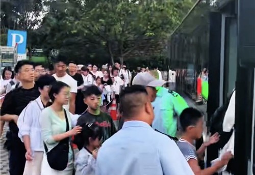 大连景区公交站排长龙 绘城市最美文明风景线