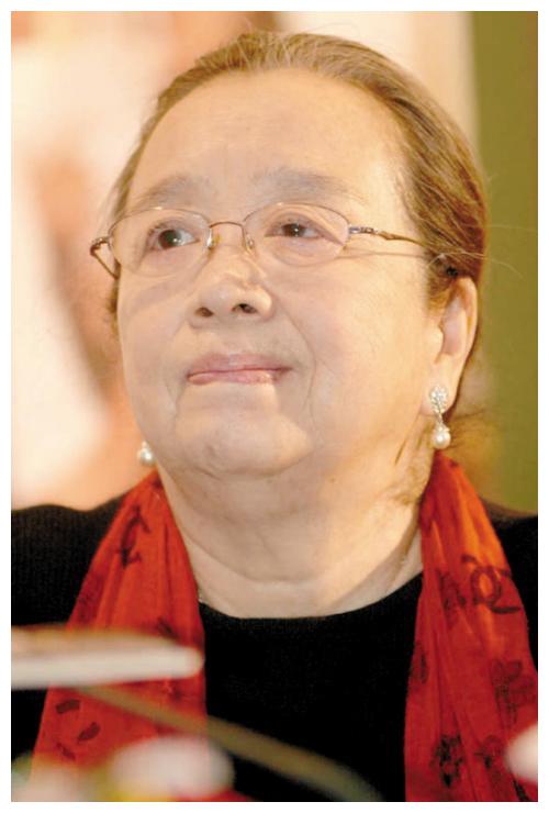 84岁"容嬷嬷"李启明近照曝光, 戴珍珠项链显富态,精神饱满