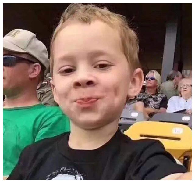 当年的"假笑"男孩,在节目上全程无表情:"我真的笑累了"|男孩|表情包