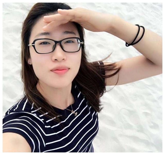 女排刘晏含晒腹肌,身材凹凸有致,网友:男足快看看