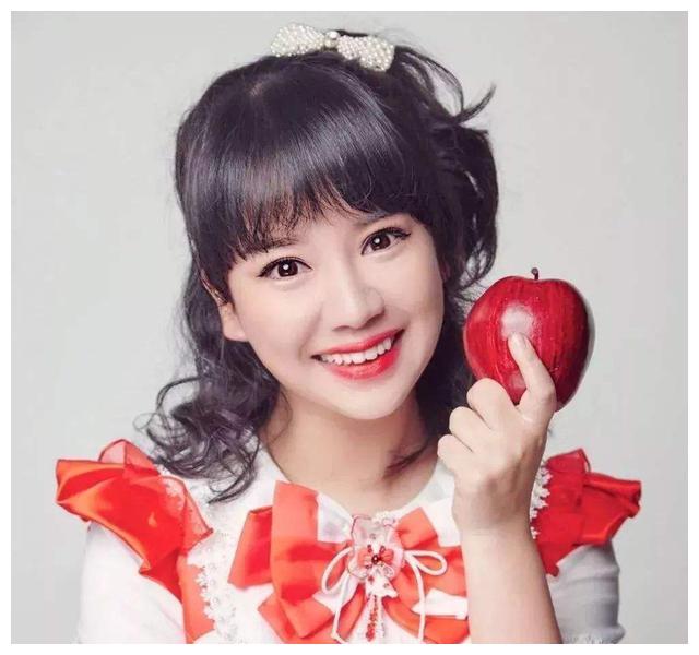 央视女主持红果果素面朝天喂饭被嫌直言生娃后太难了