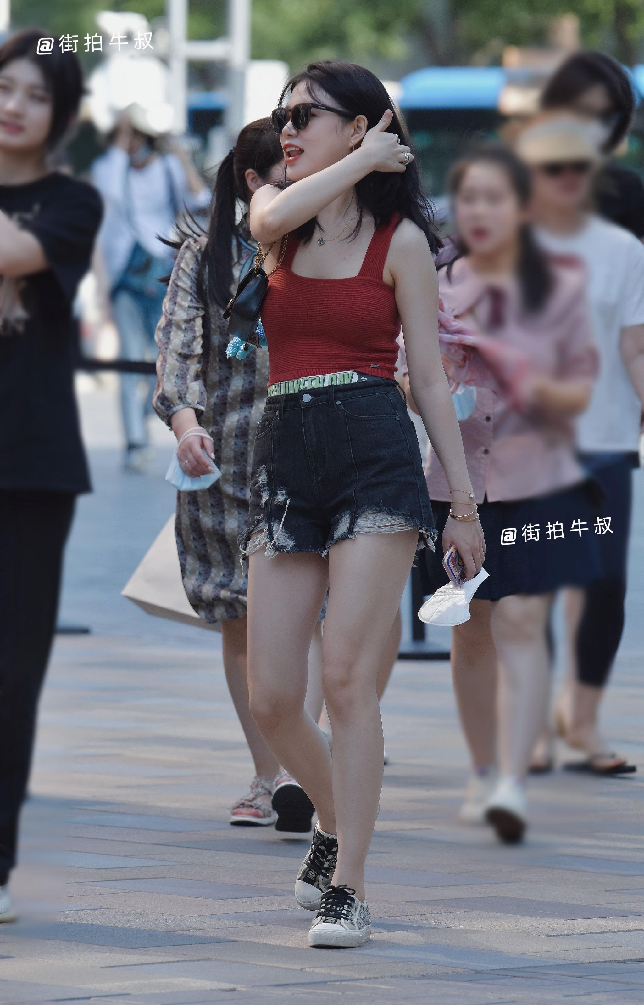 红色吊带搭配牛仔热裤好看