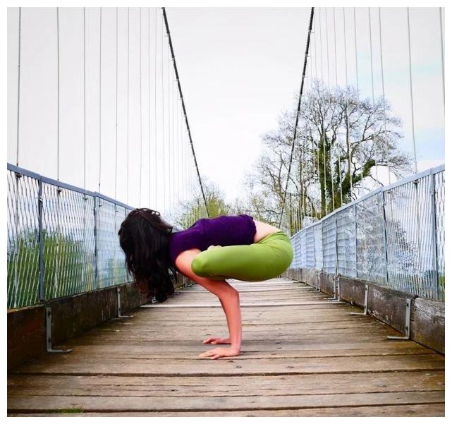 瑜伽上公鸡式一个兼具难度和艺术的瑜伽体式