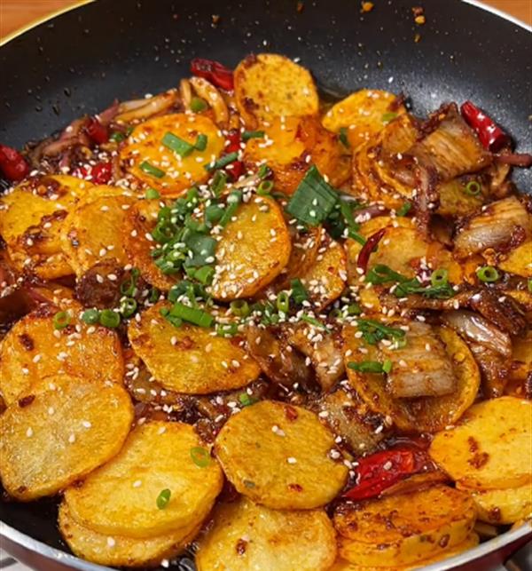干锅土豆片家常做法脆嫩鲜香香辣可口吃着一点都不油腻