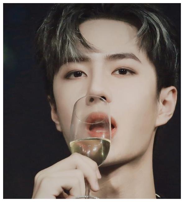 王一博植村秀直播,"香槟杀"太撩人,粉丝却说被奶膘出卖|王一博|植村秀