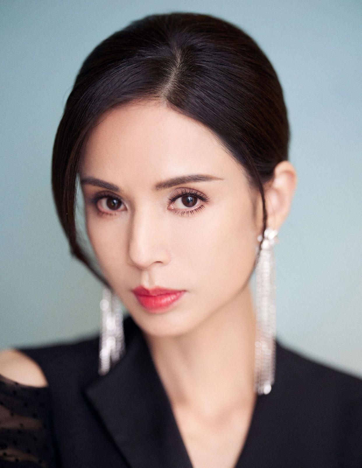 岁月从不败美人,李若彤穿连体裤真减龄,是中年女性的穿搭典范