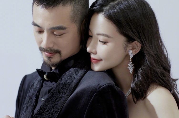 杨子姗在微博宣布婚讯,并晒出了结婚证照和婚戒,与男友结束四年爱情