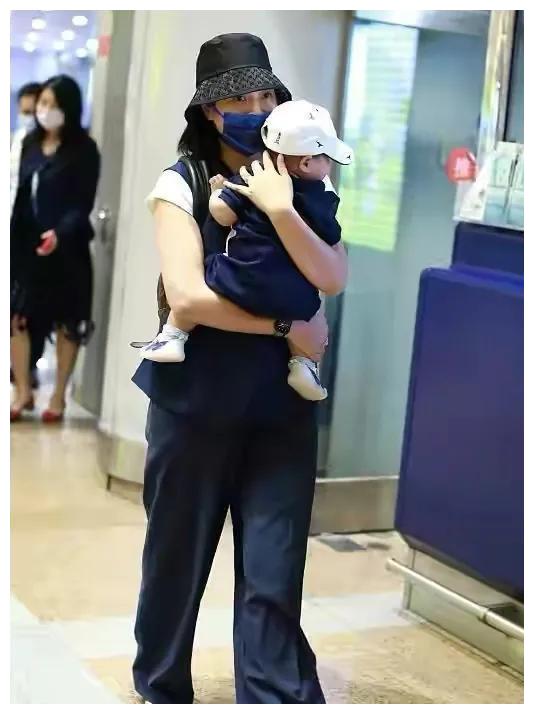 朱丹二胎后变自信啦!穿v字领紧身裙勒出赘肉都不怕,自称是勋章