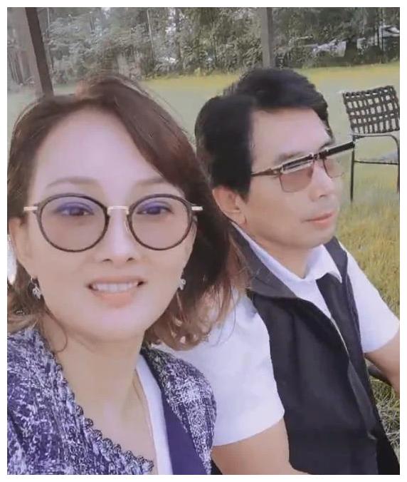 牛莉近照曝光,23岁秘密结婚老公身份成谜,结婚24年仍恩爱