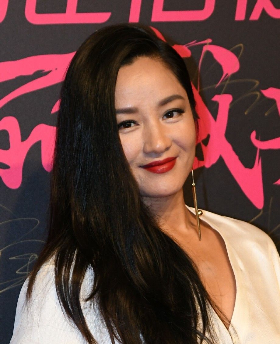 图一是女神瞿颖,修长的长发,女人味十足!