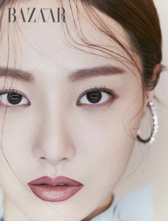 韩国女艺人何英yeonwoo携手拍杂志写真