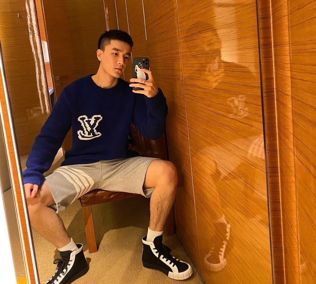 他是来自上海的90后帅哥,特别爱健身,也很会穿搭,你们喜欢吗?