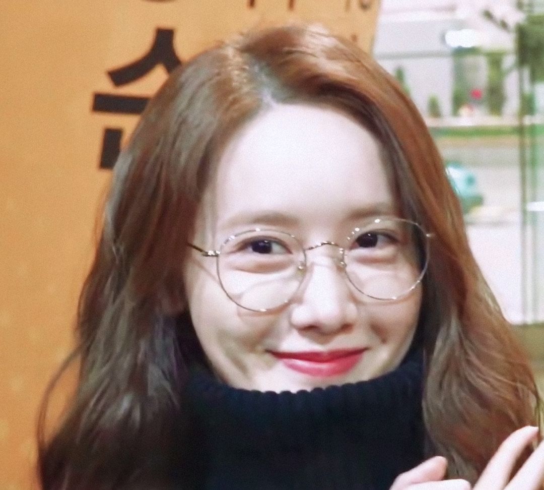 戴眼镜的林允儿小可爱