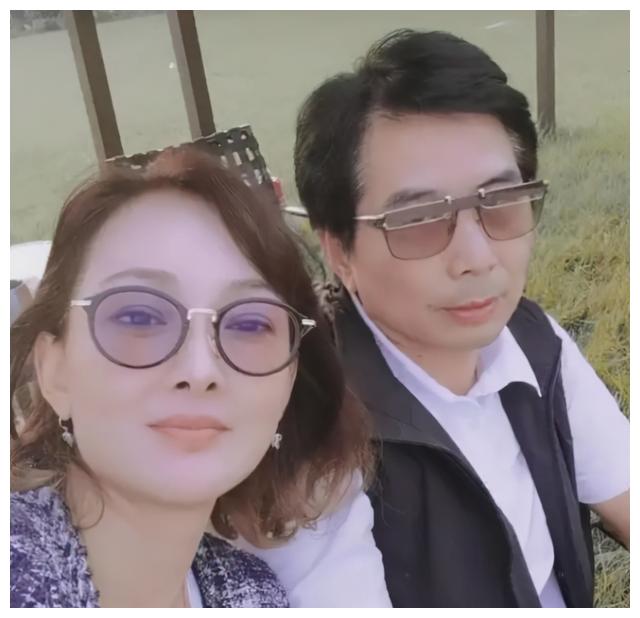 牛莉近照曝光,23岁秘密结婚老公身份成谜,结婚24年仍恩爱