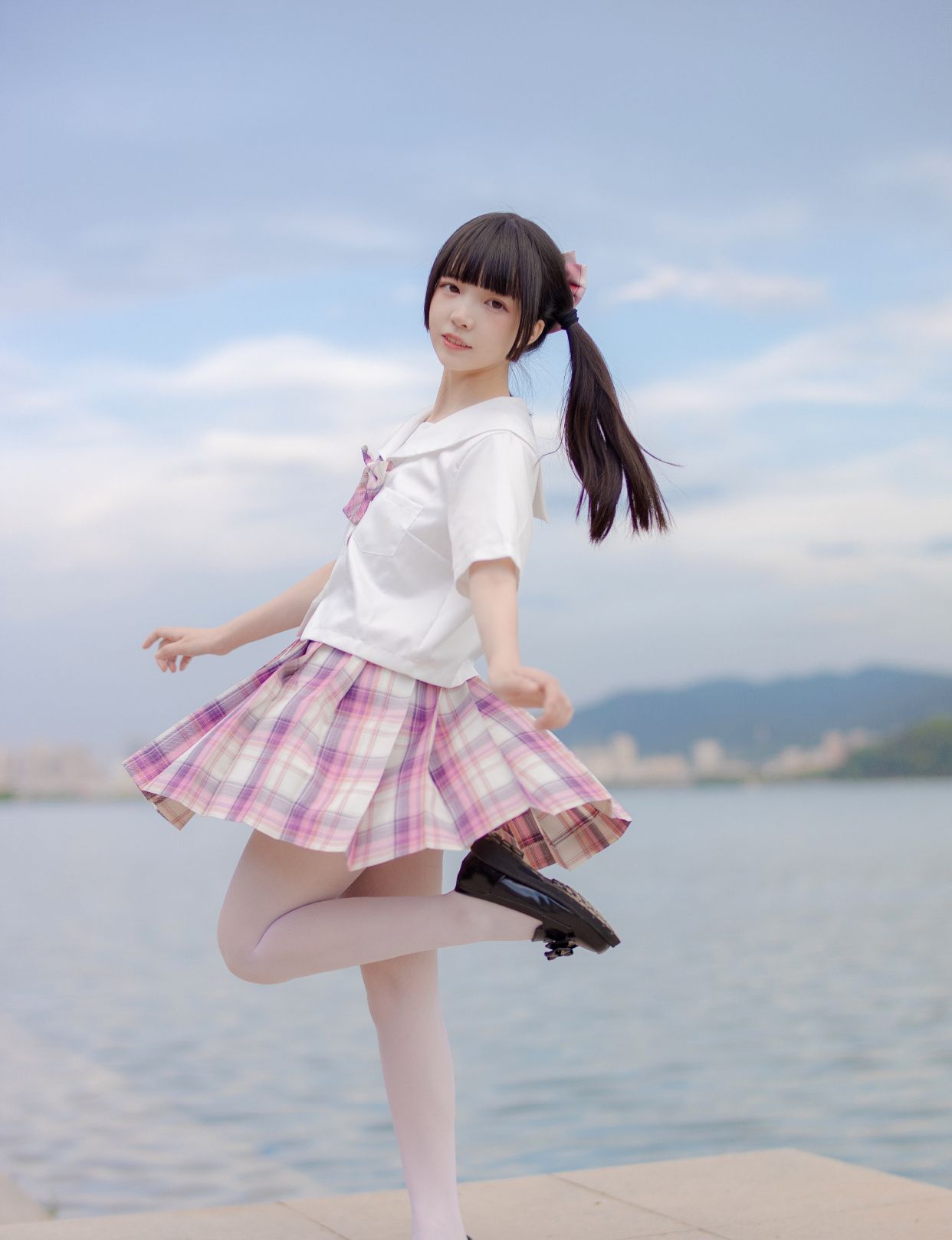 jk制服配肉丝裤袜的双马尾少女,想化作海边的风,亲吻她的脸颊_高清