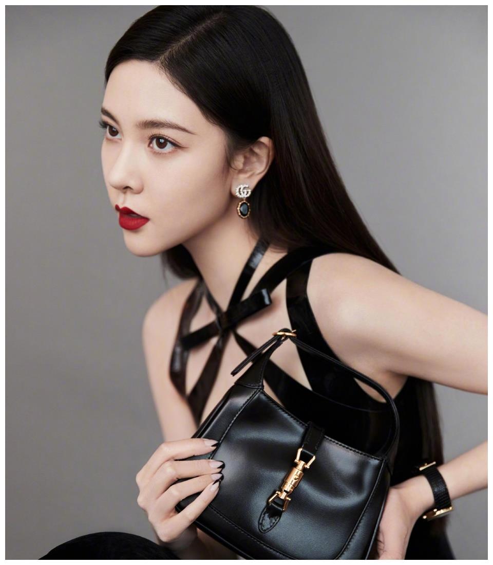 宋妍霏的衣品绝了!皮质拼接长裙穿出高贵气质,妥妥的女神范儿