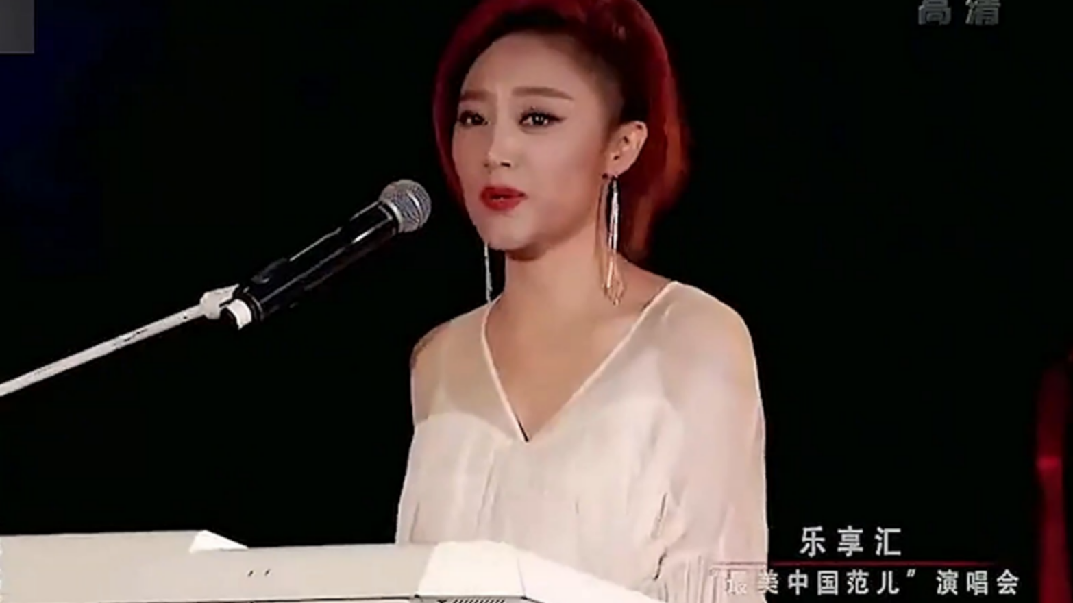 玖月奇迹王小玮又火了!双排键演奏钢琴曲《出埃及记》,洗脑上头