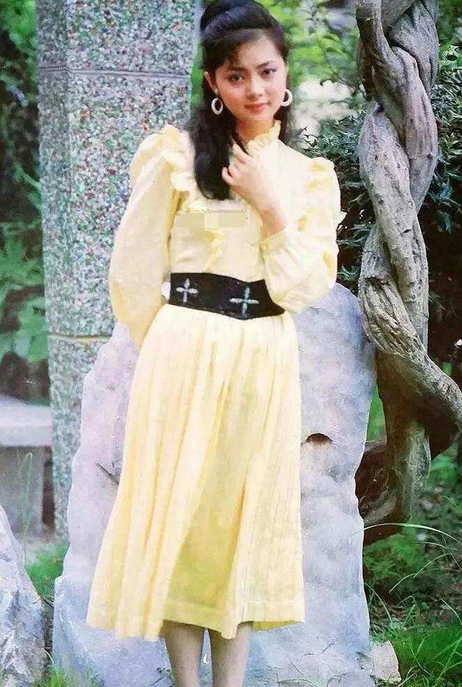 年轻时的张莉美得让人惊艳,早已在那时玩转了现代时尚