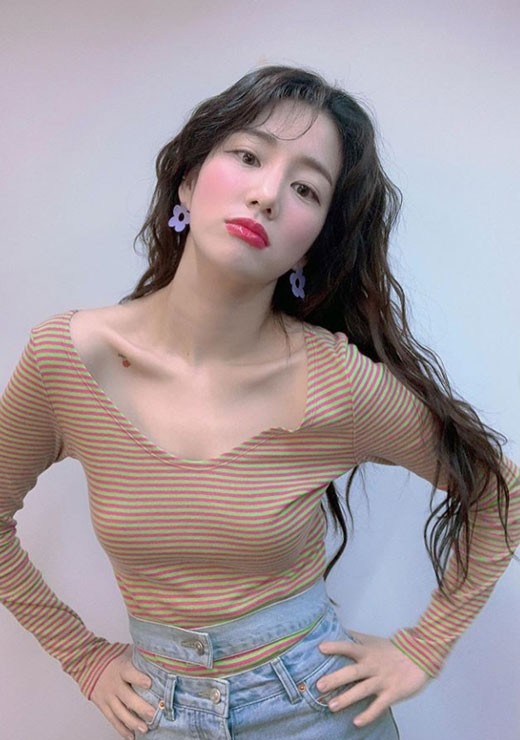 韩国女艺人李侑菲sns发照秀出众美貌