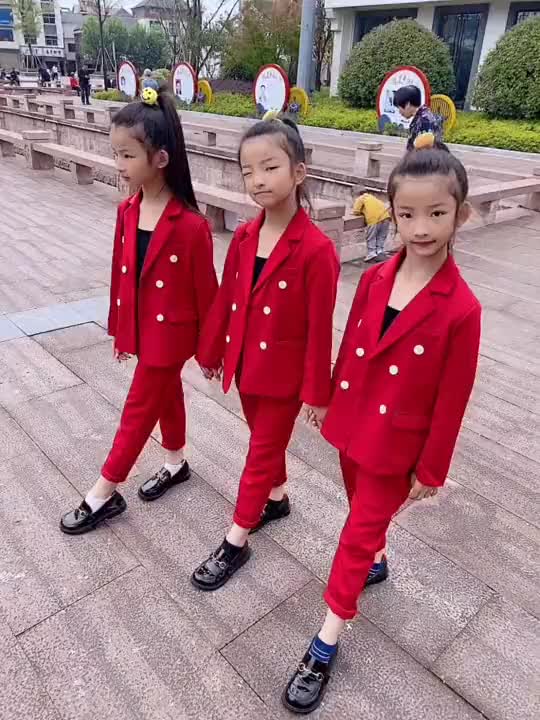 妈妈一胎生了异卵三胞胎女儿七岁身高长成这样厉害了
