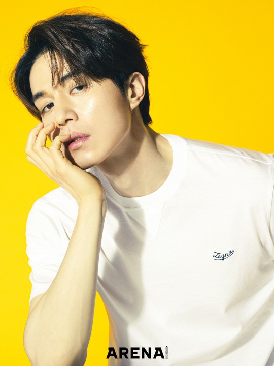 李栋旭最新杂志写真曝光 居家风格休闲舒适