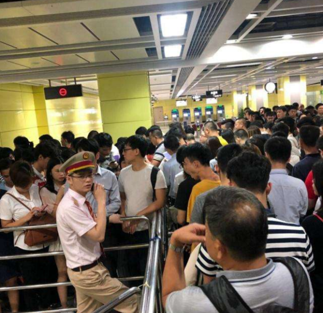 中国最"挤人"的地铁线,一天250万人山人海,网友:呼吸都是错__财经头条