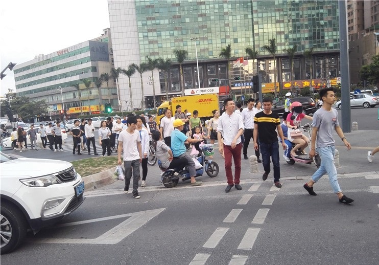 深圳龙华油松路口下班的人群多是在写字楼上班