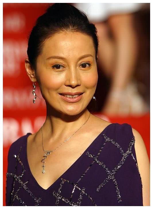 她41岁因戏与导演生情,结婚19年未孕被抛弃,如今65岁依旧单身