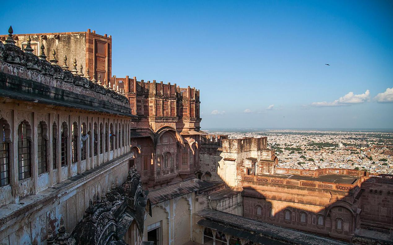 印度一个悬浮在"空中"城堡,艺术气息相当高,真是金碧辉煌