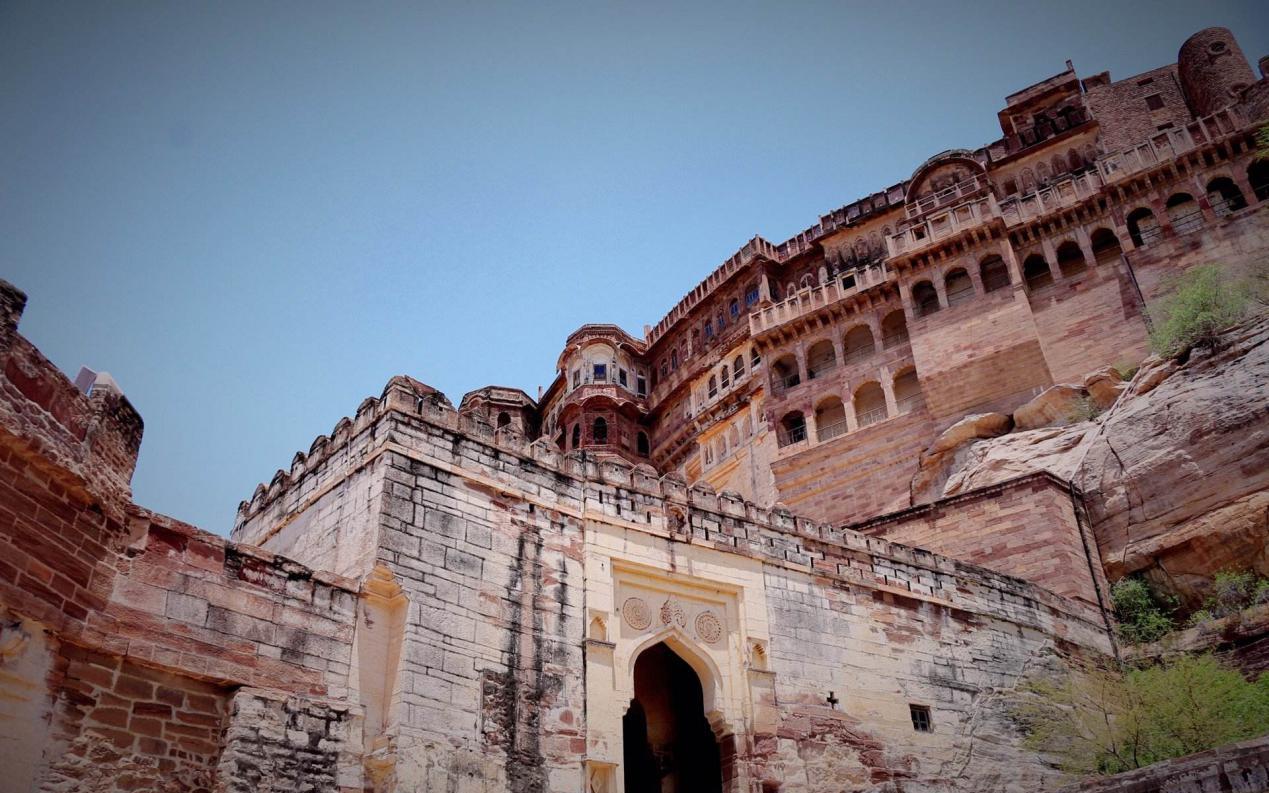 印度一个悬浮在"空中"城堡,艺术气息相当高,真是金碧辉煌