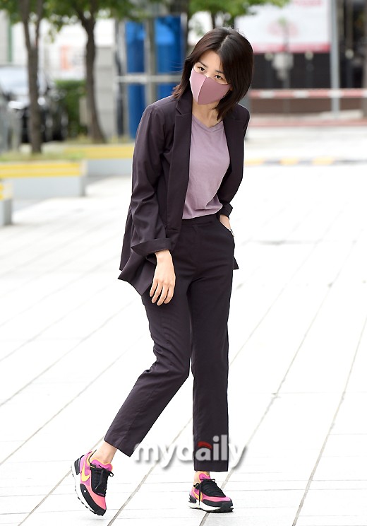 朴河宣亮相电台上班路同色口罩搭配造型统一