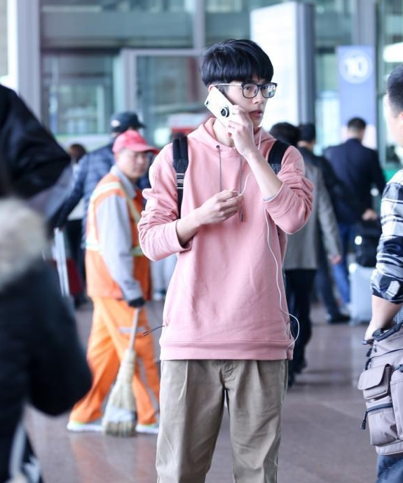 刘昊然越来越"火",穿粉色卫衣配卡其裤阳光帅气,看了也想模仿