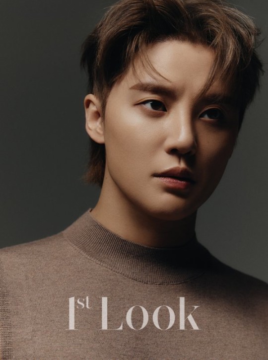 韩男星金俊秀最新杂志写真侧颜帅气如初