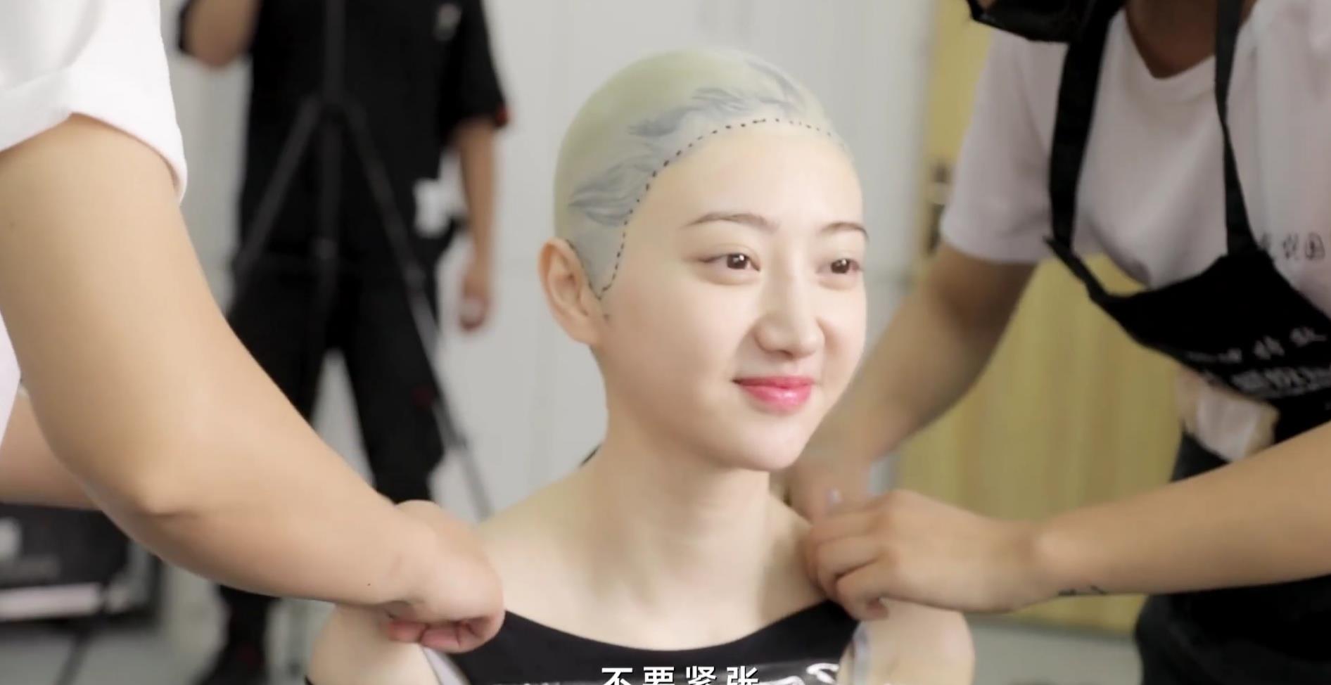 景甜司藤幕后倒模脸涂石膏只留2个鼻孔呼吸网友看着就瘆人