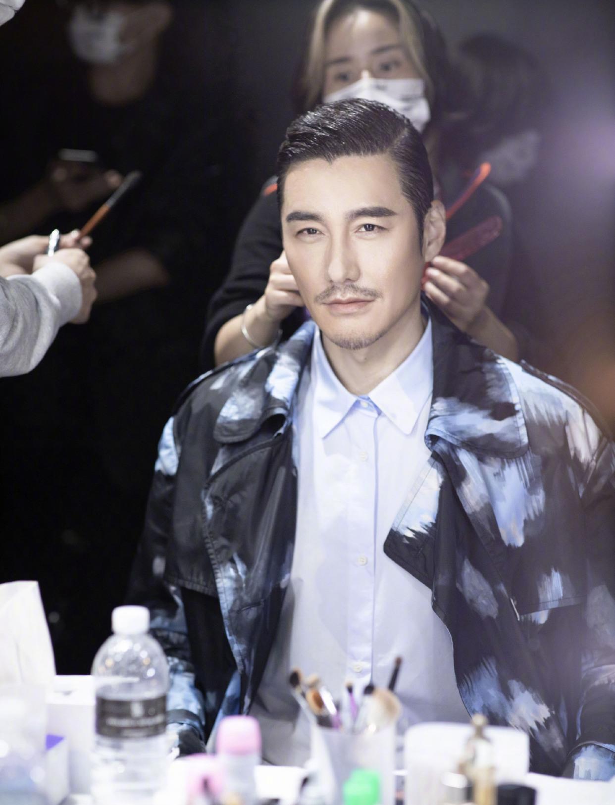 胡兵真是越老越帅!梳着大背头,身姿挺拔__财经头条