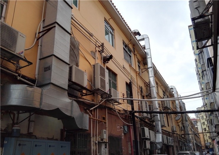 深圳龙华:住宅楼房无论高矮,外墙统一刷成了这样的颜色,好看吗