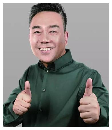 在相声界的辈分相对是较低的,就比如郭德纲见了杨议就得叫一声"五叔"