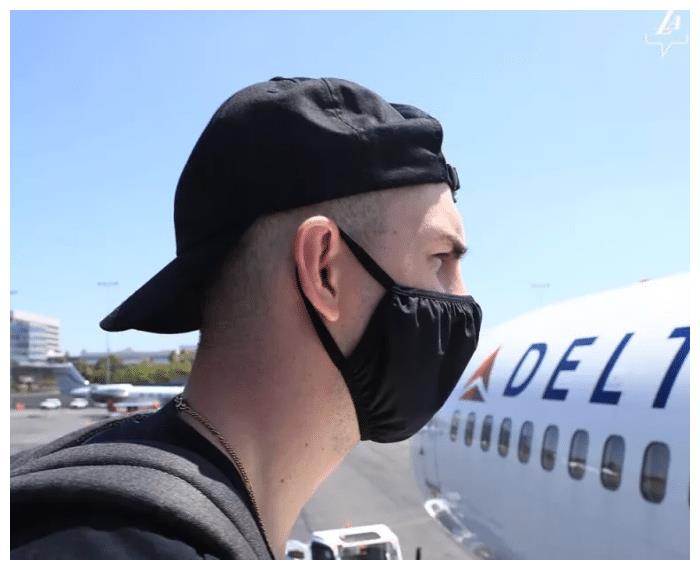 詹姆斯口罩墨镜形象酷炫,浓眉哥上衣图案有心了