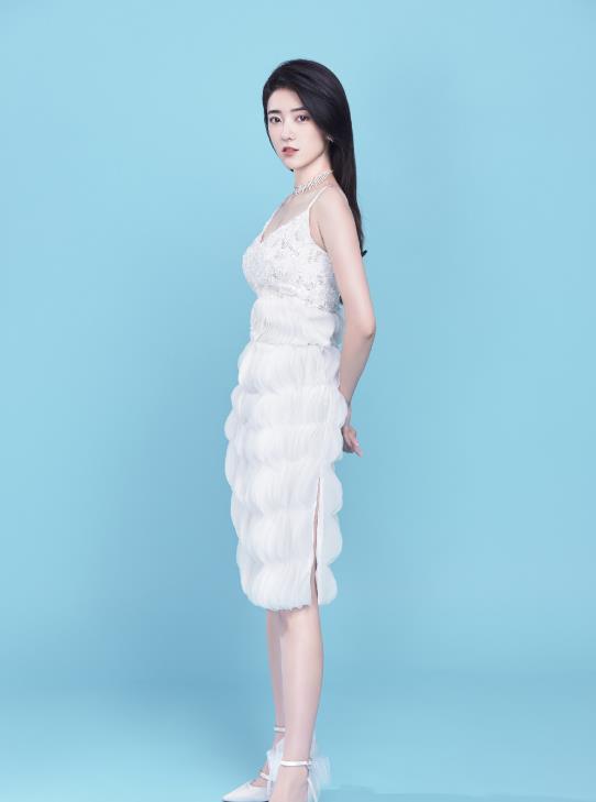 有一种吊带叫梁洁粉红碎花秀身材比例有才有颜谁能不爱