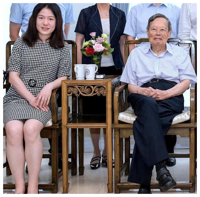 杨振宁与妻子久违亮相年近百岁仍神采奕奕翁帆穿格纹裙很年轻